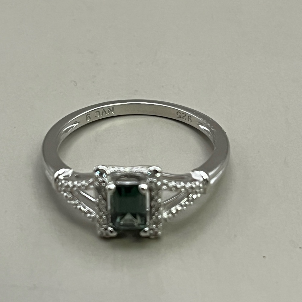 Sophisticated Green Emerald and Sterling Silver Ring with Emerald-Cut Gemstone - Picture 2 of 7